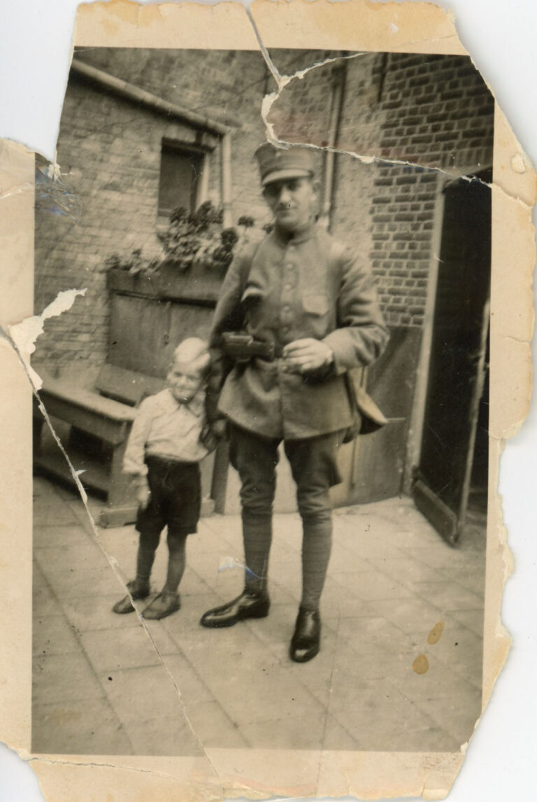Onbewerkte foto soldaat in Nederlands uniform met kind