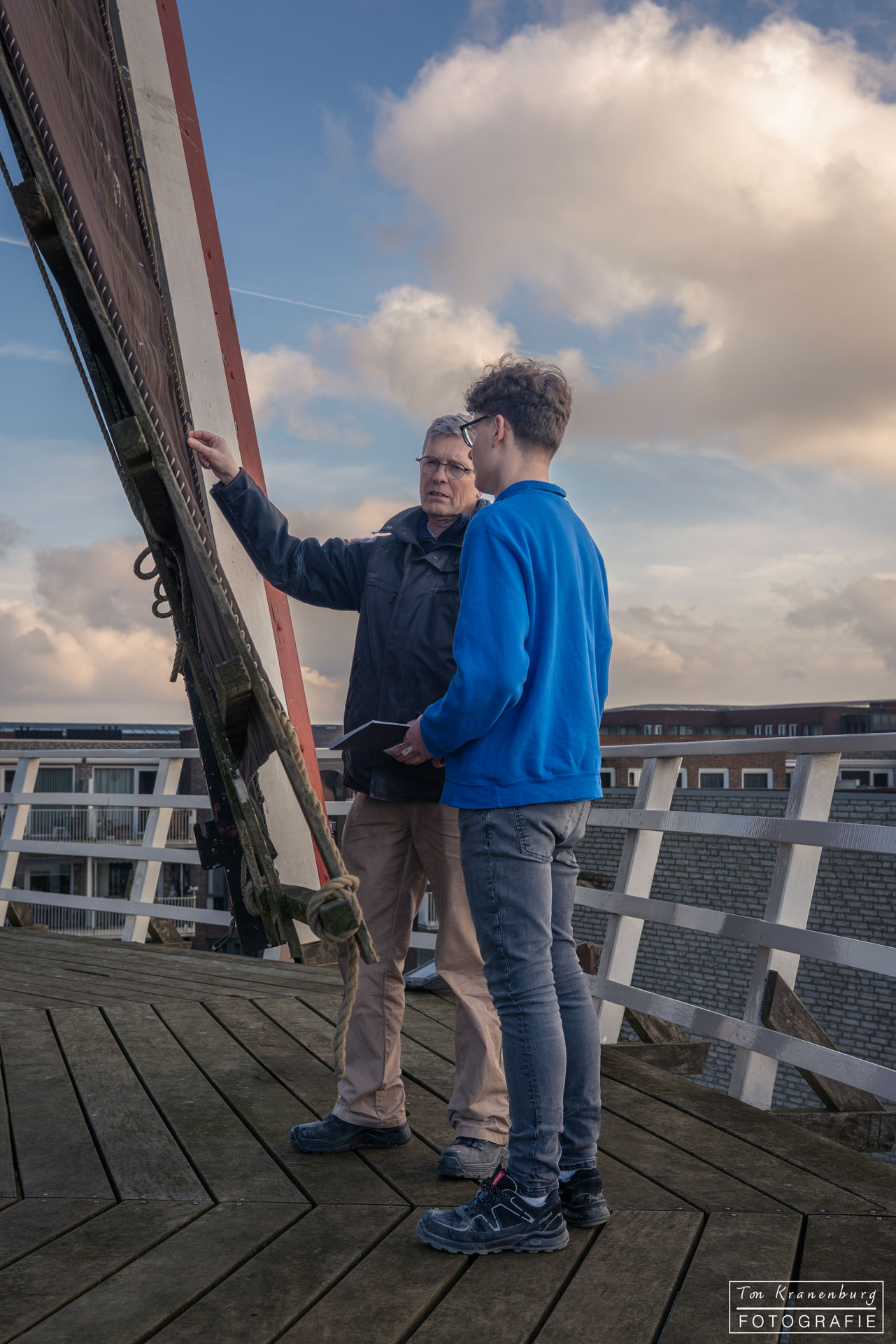 Molen de Lelie in Etten-Leur, leerling molenaar krijgt uitleg